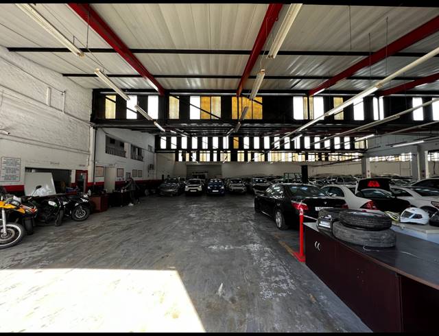 3,845M² WAREHOUSE FOR SALE IN PAROW EAST